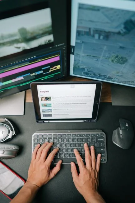 Ouvrez le planificateur avec « Hashtag Campaign » écrit à la main à côté du clavier. Idéal pour des thèmes liés aux réseaux sociaux et à la productivité.